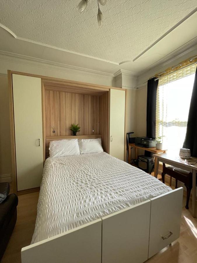 Room In Family Home Near Penny Lane Liverpool Kültér fotó