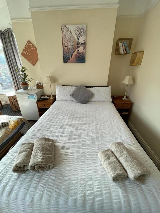 Room In Family Home Near Penny Lane Liverpool Kültér fotó