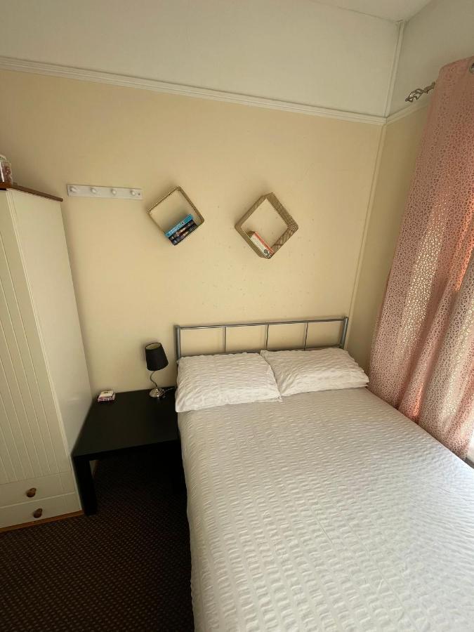 Room In Family Home Near Penny Lane Liverpool Kültér fotó
